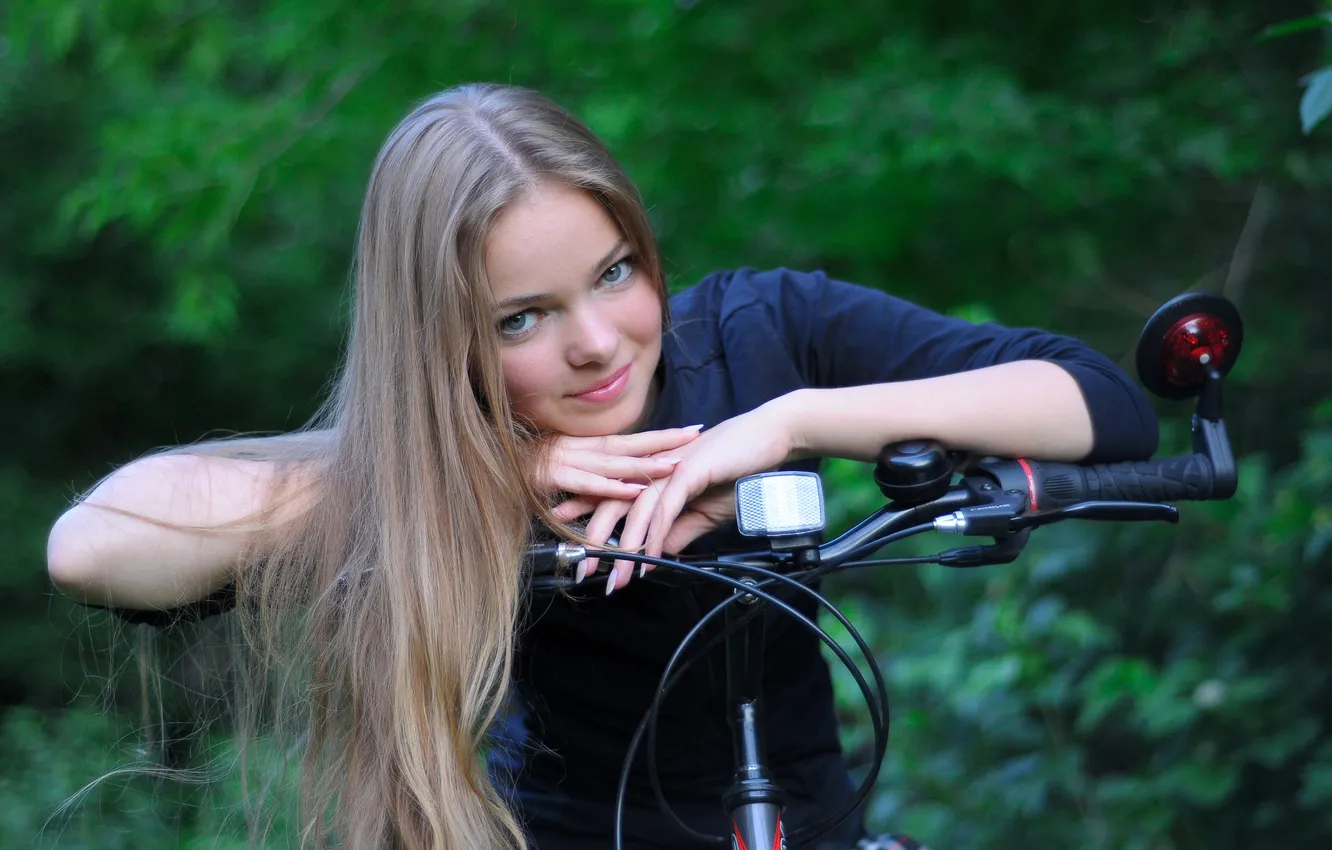 Фото обои девушка, велосипед, улыбка, ногти, ossia, светловолосая