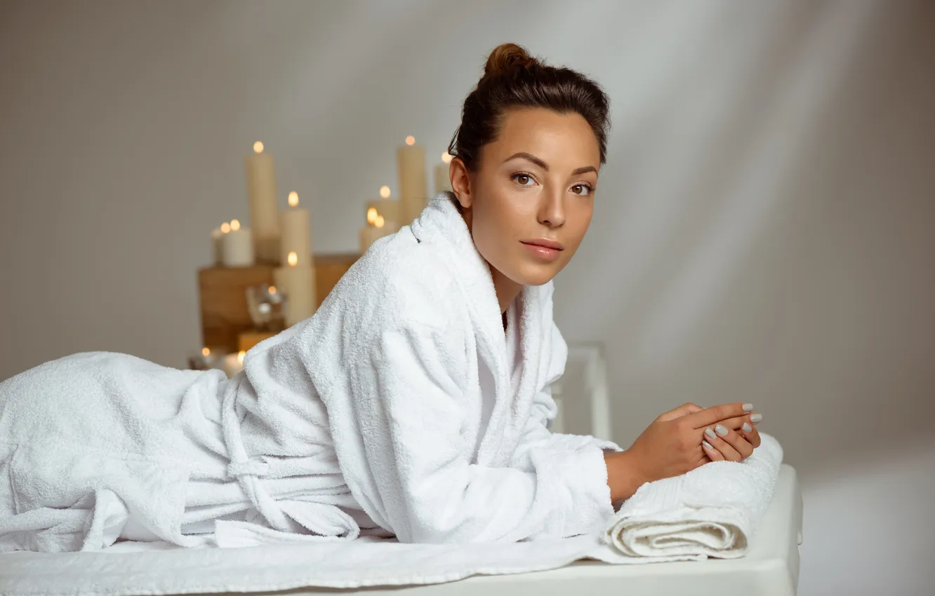 Фото обои девушка, модель, лежит, халат, свечки