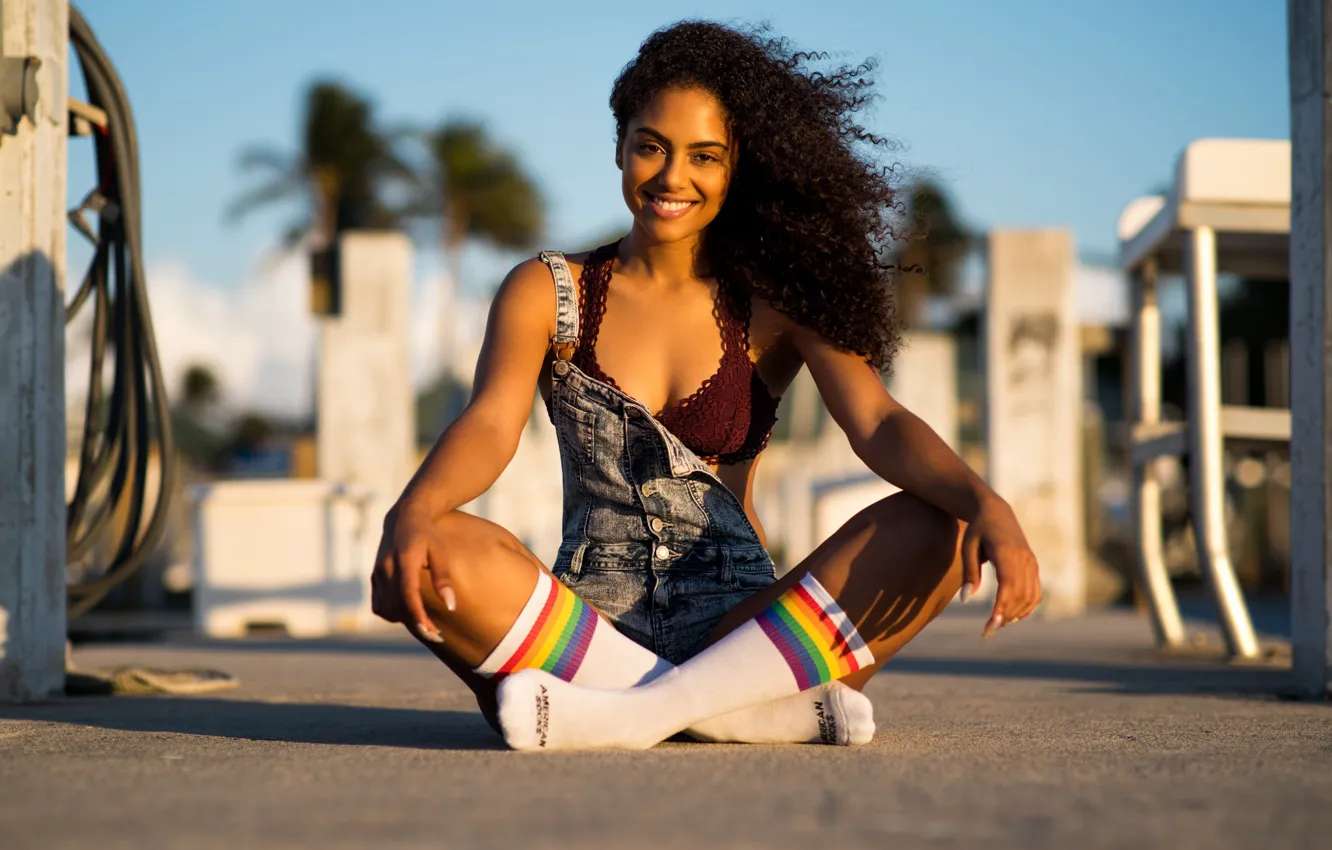 Фото обои лето, девушка, улыбка, сидит