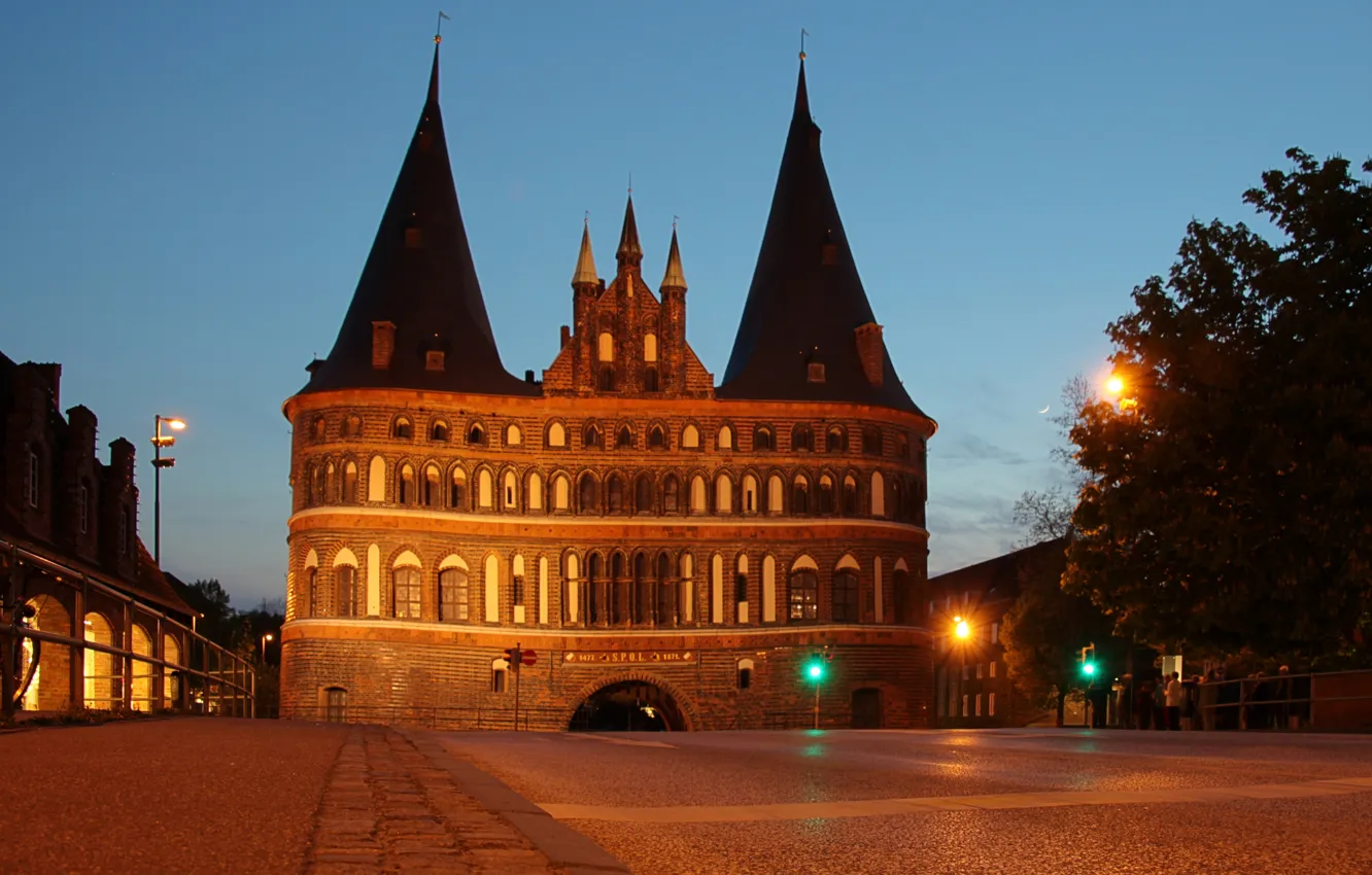 Фото обои ночь, огни, ворота, Германия, фонари, памятник, архитектура, Holstentor