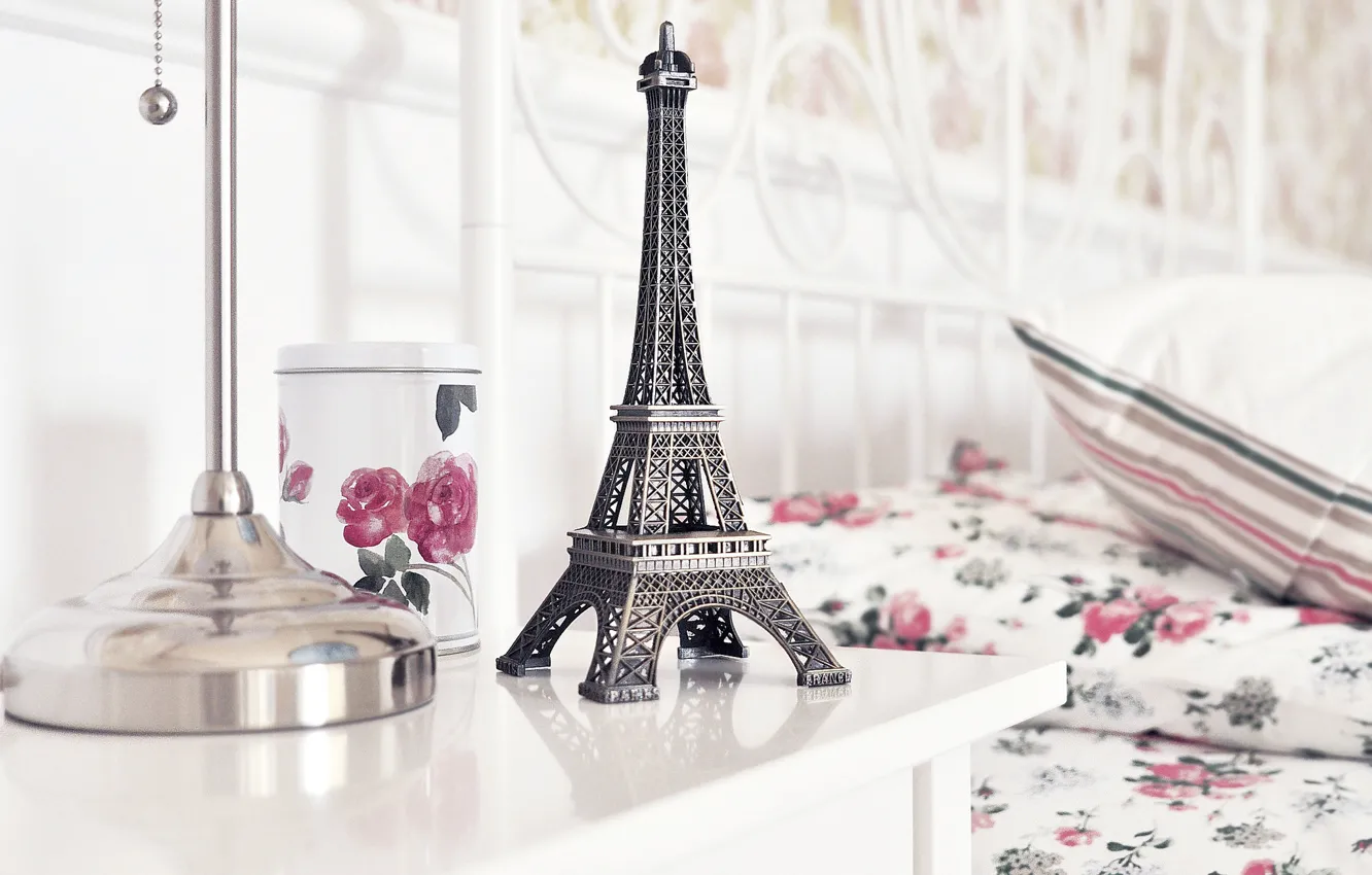 Фото обои стол, розы, чашка, статуэтка, Эйфелева башня, La tour Eiffel