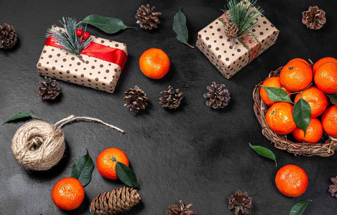 Фото обои Новый Год, Рождество, подарки, шишки, мандарины