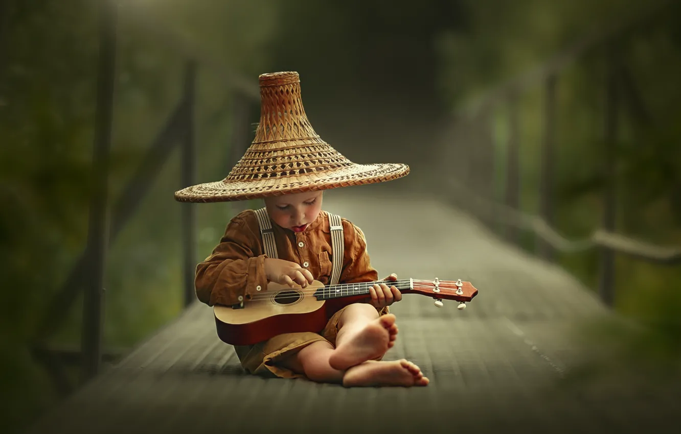 Фото обои мост, гитара, шляпа, босиком, мальчик, ребёнок, босой, Лысенкова Ксения