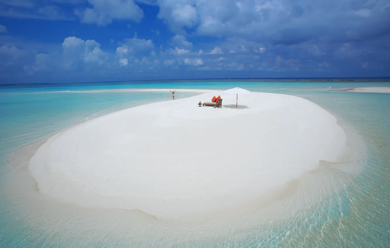 Фото обои песок, пляж, вода, девушка, облака, фон, океан, widescreen