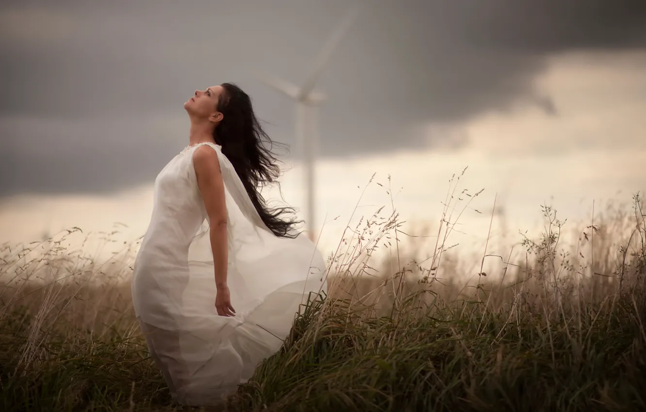 Фото обои поле, девушка, шторм, ветряк