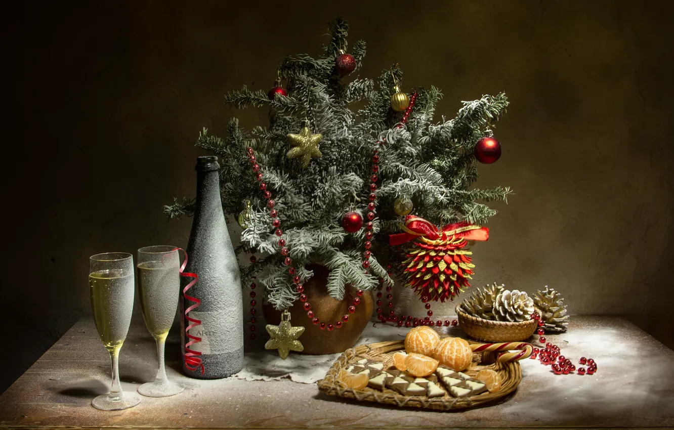 Фото обои украшения, ветки, праздник, игрушки, бутылка, новый год, шоколад, ель