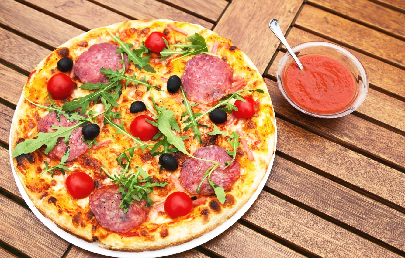 Фото обои зелень, пицца, помидоры, соус, томаты, колбаса, pizza, cheese