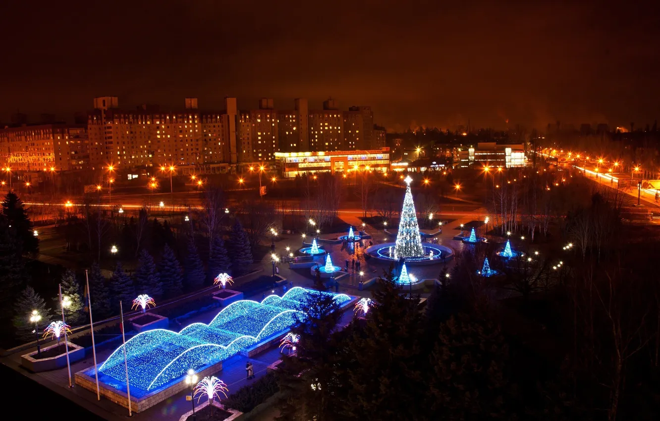 Фото обои деревья, улица, звезда, елка, новый год, дома, красота, фонтан