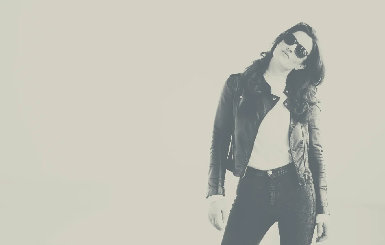 Фото обои девушка, лицо, стиль, фон, джинсы, очки, куртка, кожаная