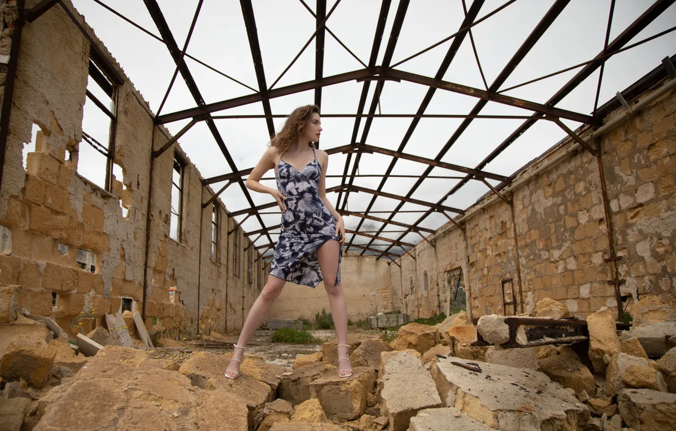 Фото обои cleavage, long hair, hot girl, model, ruins, brunette, outside, sexy woman