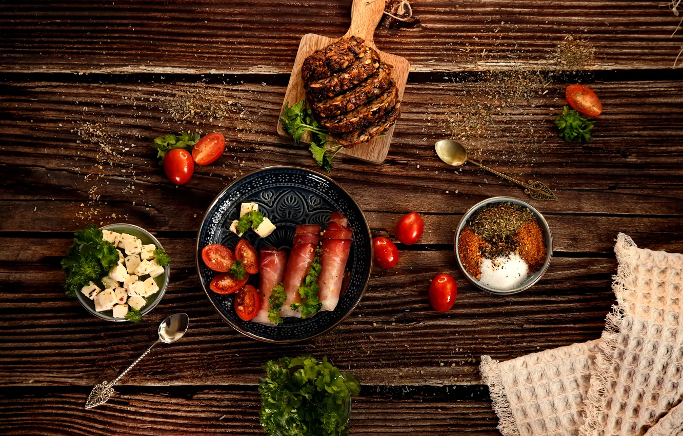 Фото обои зелень, хлеб, мясо, томаты, деревянный стол, приправа, вкусненько, Анна Штабель