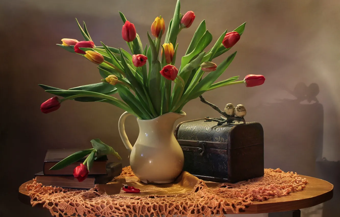 Фото обои цветы, птицы, стол, книги, тюльпаны, ваза, сундук, натюрморт