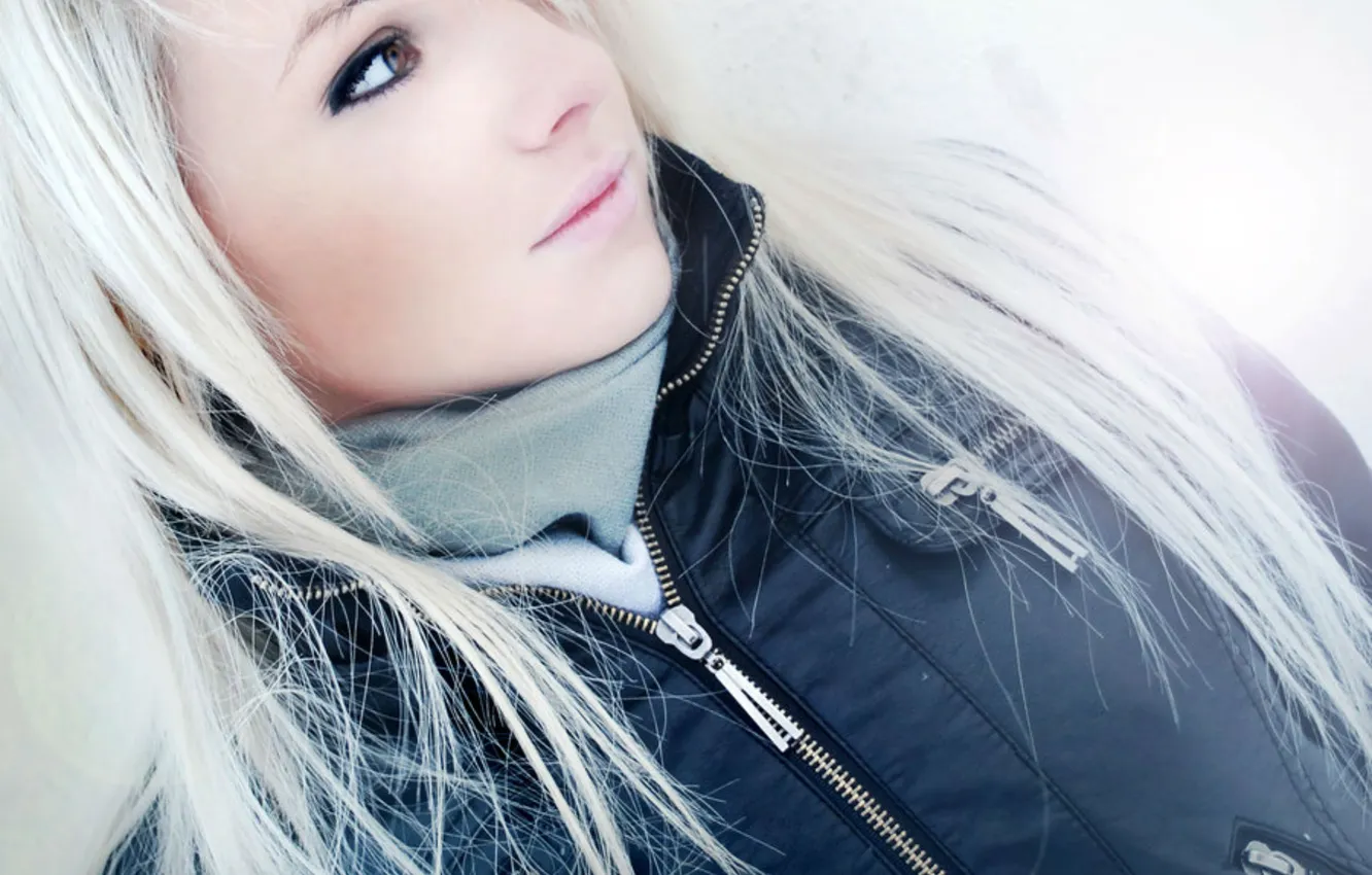 Фото обои зима, милая, стоит, смотрит, у стены, Laura Ivana