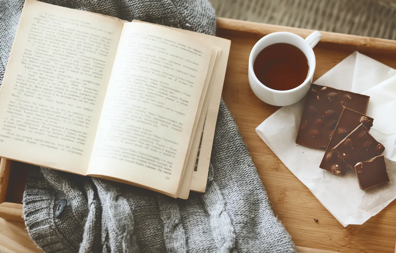 Фото обои уют, чай, шоколад, чашка, книга, свитер, поднос