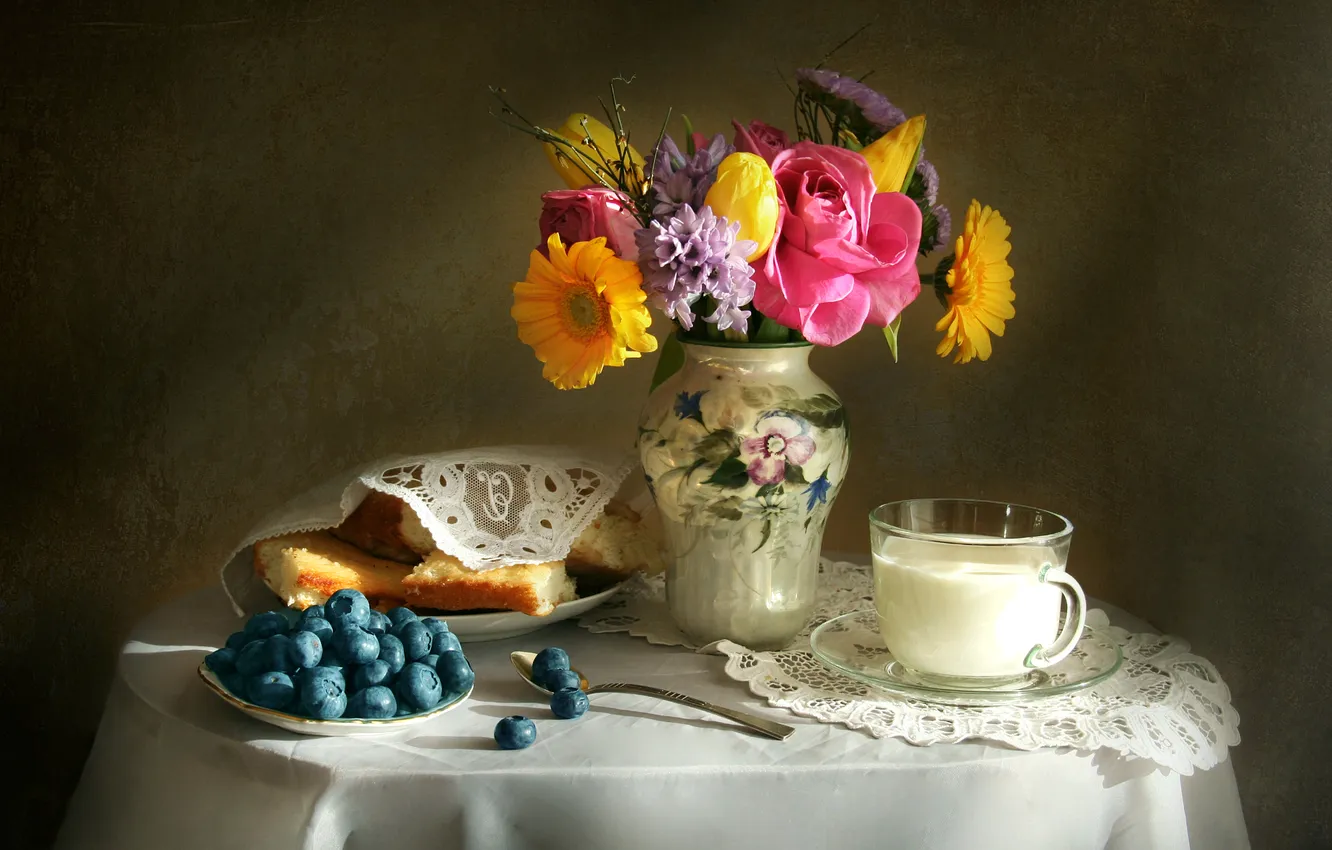 Фото обои цветы, роза, тюльпан, букет, текстура, молоко, ваза, натюрморт