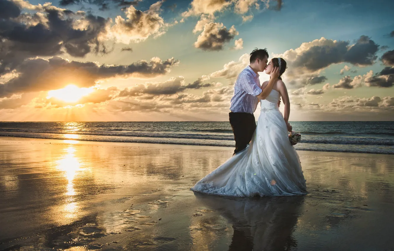 Фото обои море, облака, любовь, поцелуй, платье, азиатка, невеста, sea