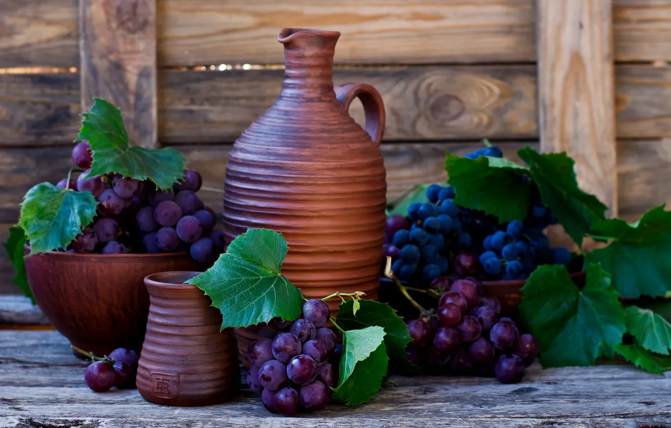 Фото обои листья, ягоды, стена, вино, доски, виноград, кувшин, грозди