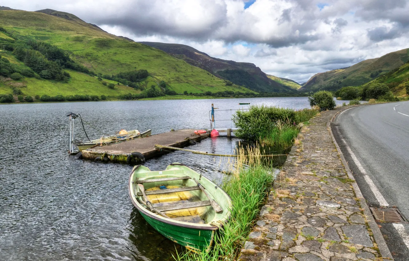 Фото обои дорога, горы, озеро, лодки, причал, Великобритания, Wales, Snowdonia National Park