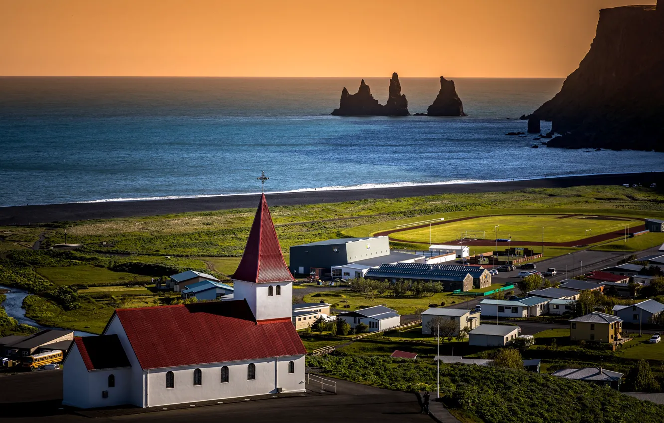 Фото обои море, скалы, берег, дома, деревня, церковь, домики, Исландия