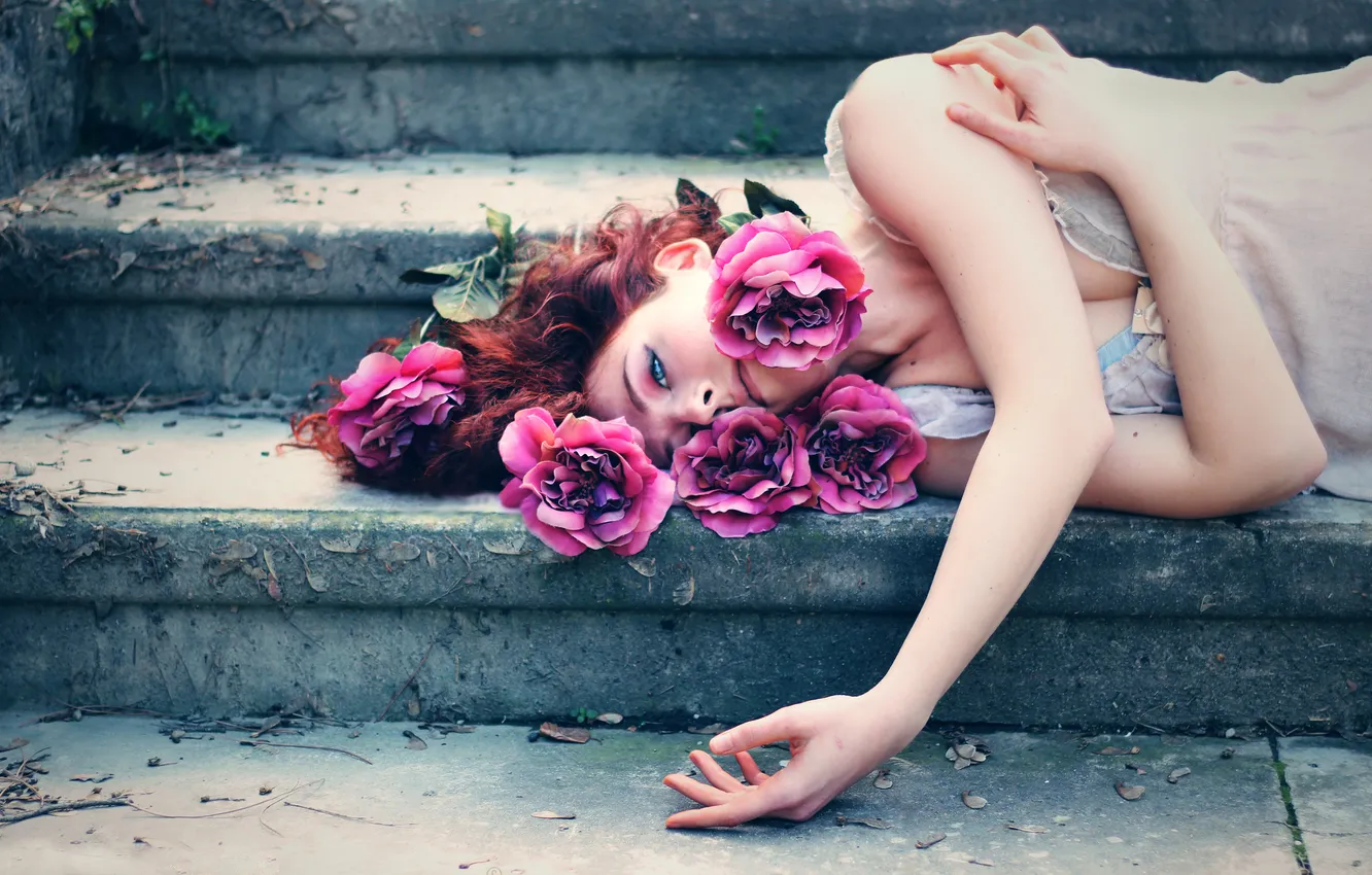 Фото обои девушка, цветы, розы, лестница, ступеньки