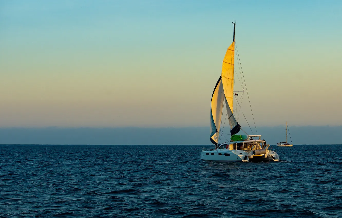 Фото обои море, солнце, туман, лодки, утро, дымка, паруса, катамаран