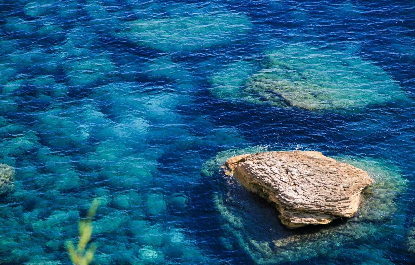 Фото обои вода, прозрачность, поверхность, свет, синий, блики, камни, скалы