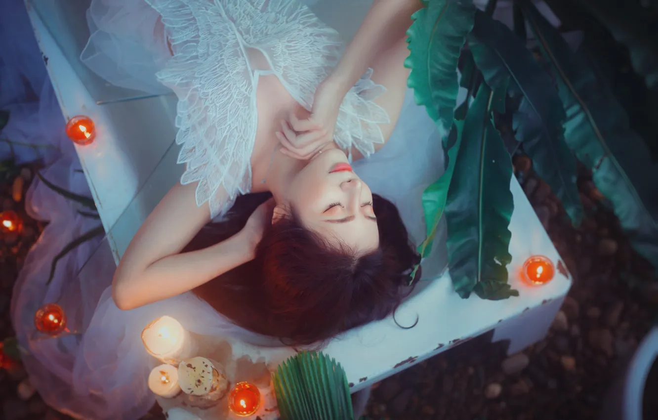 Фото обои листья, девушка, поза, отдых, релакс, растение, сон, свечи