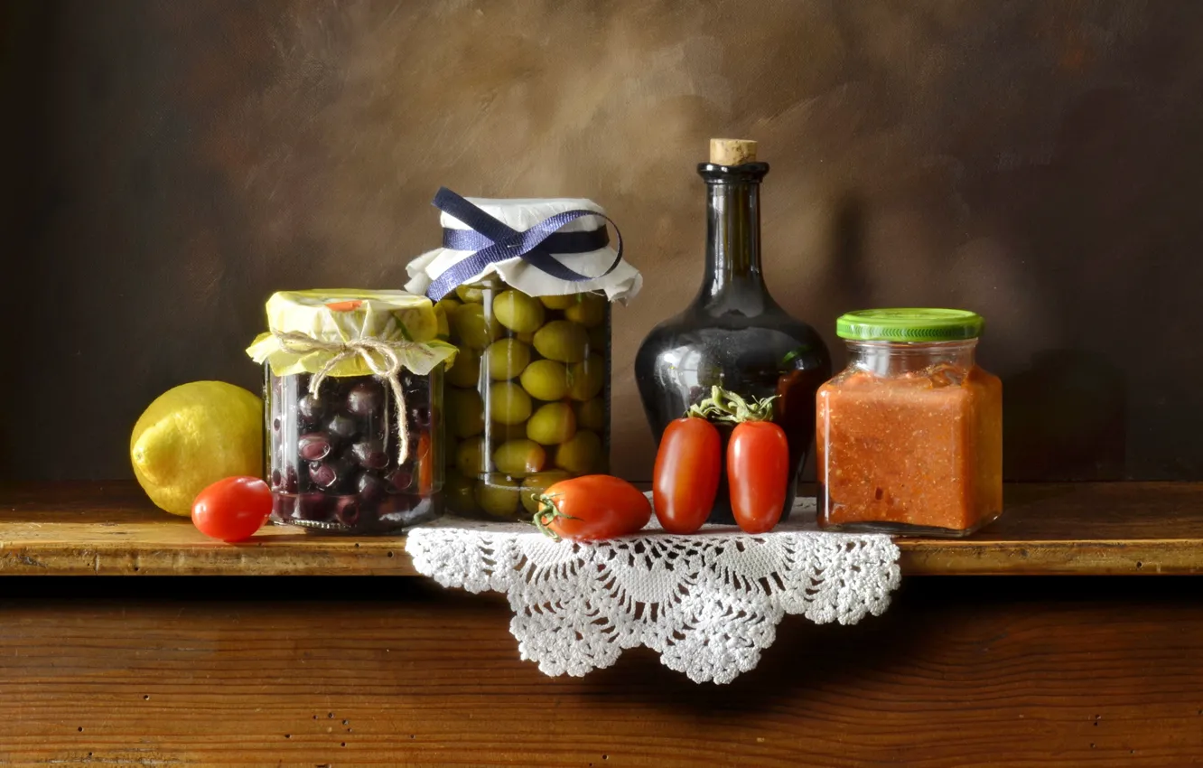 Фото обои стол, фон, бутылка, посуда, овощи, цитрусы, салфетка, консервирование