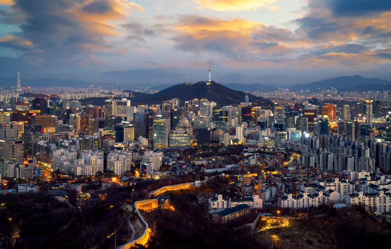 Фото обои облака, горы, город, огни, туман, вид, здания, башня