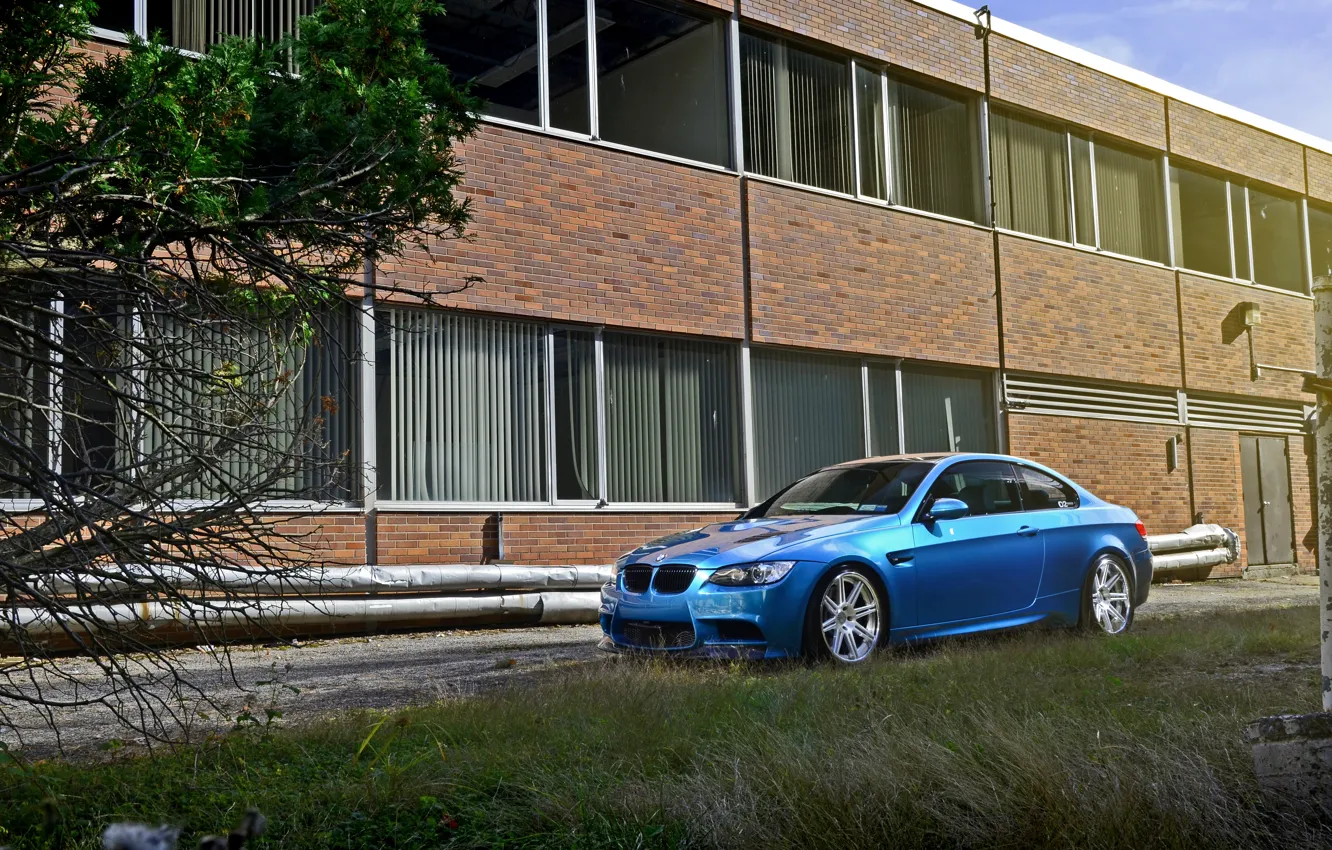 Фото обои голубой, здание, окна, BMW, БМВ, вид сбоку, e92, Atlantis Blue