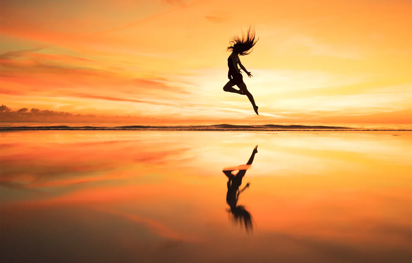 Фото обои девушка, закат, прыжок, горизонт, Over the horizon