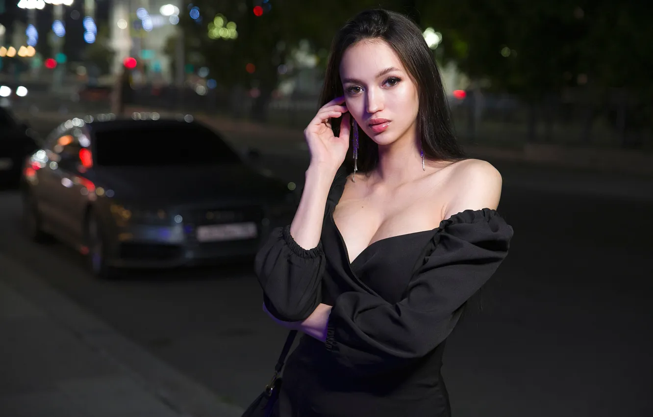 Фото обои взгляд, девушка, поза, улица, портрет, руки, декольте, плечо