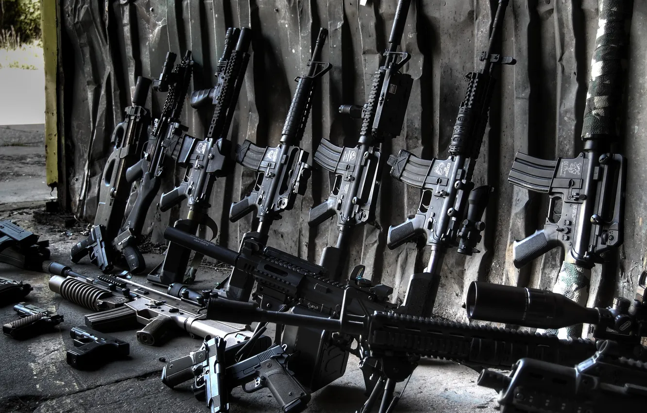 Фото обои оружие, пистолеты, гараж, винтовки, автоматы, штурмовые