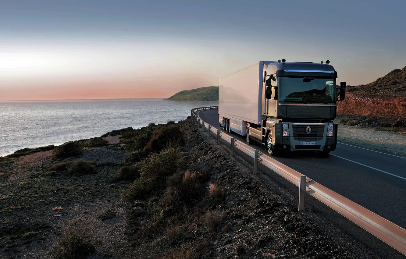 Фото обои дорога, чёрный, побережье, растительность, ограждение, грузовик, Renault, Magnum