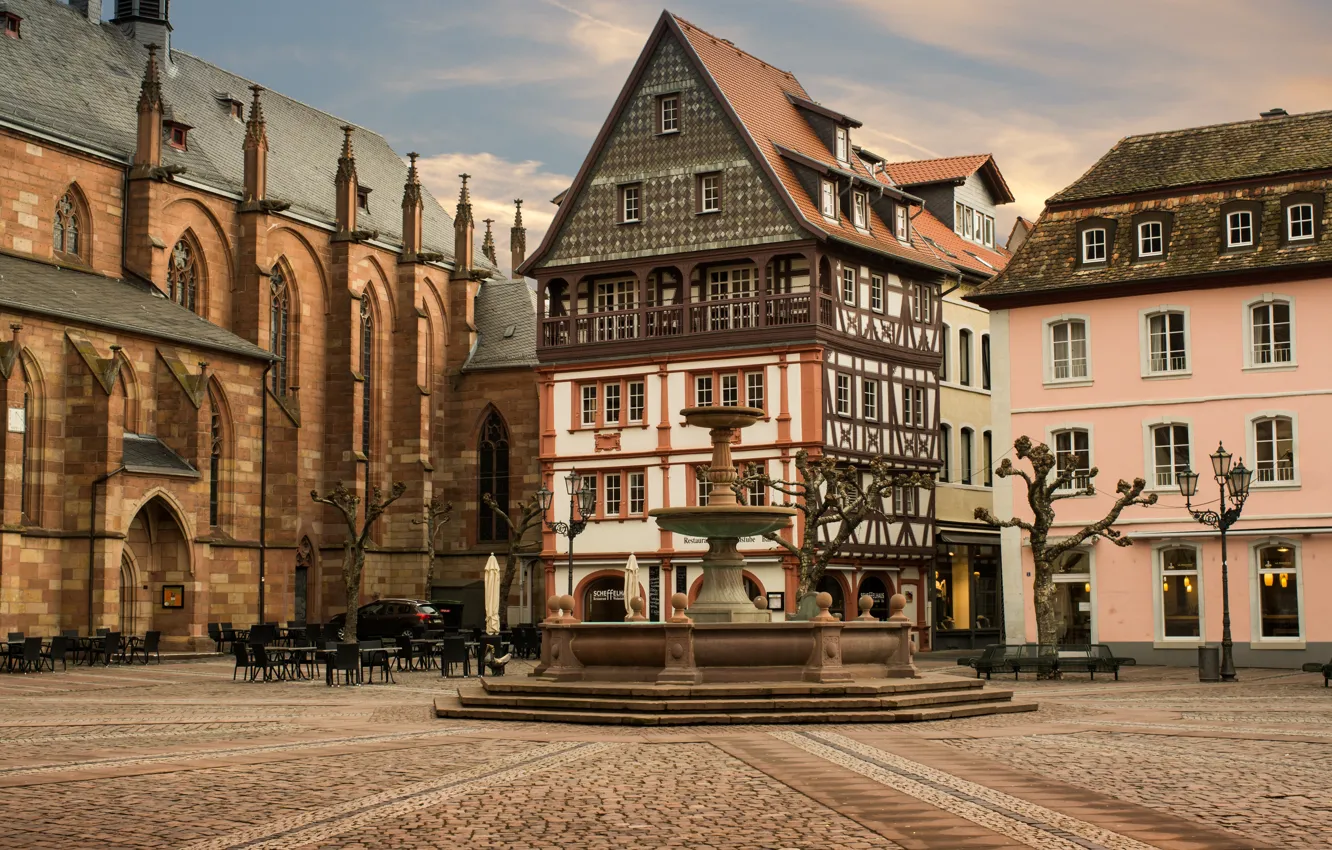 Фото обои стулья, дома, Германия, площадь, фонари, фонтан, столики, Neustadt An Der Weinstrasse