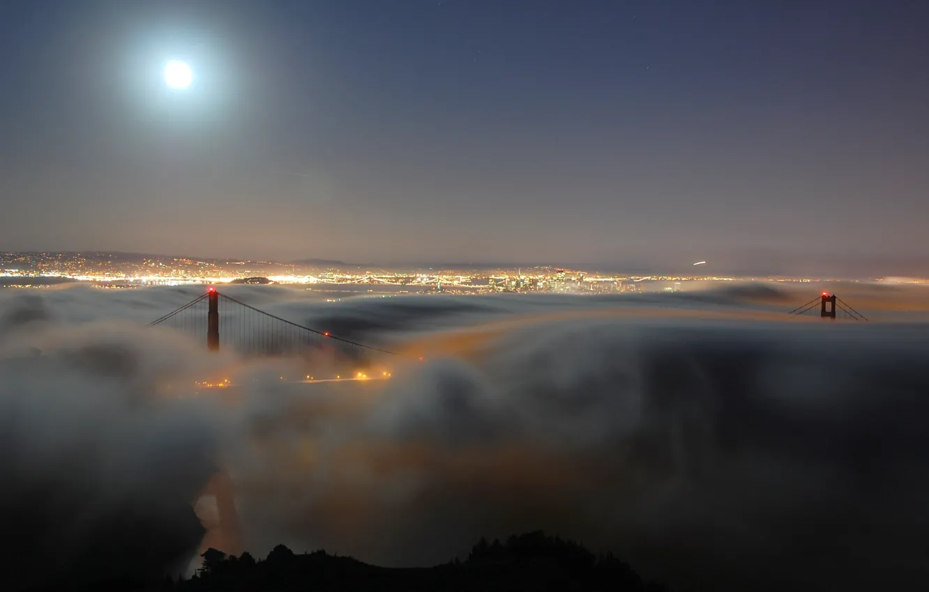 Фото обои ночь, мост, город, огни, туман, пролив, луна, вечер