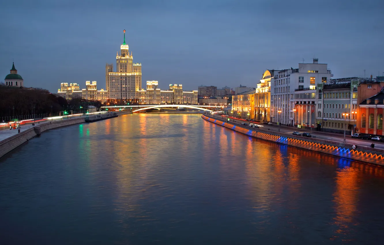 Фото обои мост, город, река, здания, вечер, освещение, Москва, высотка