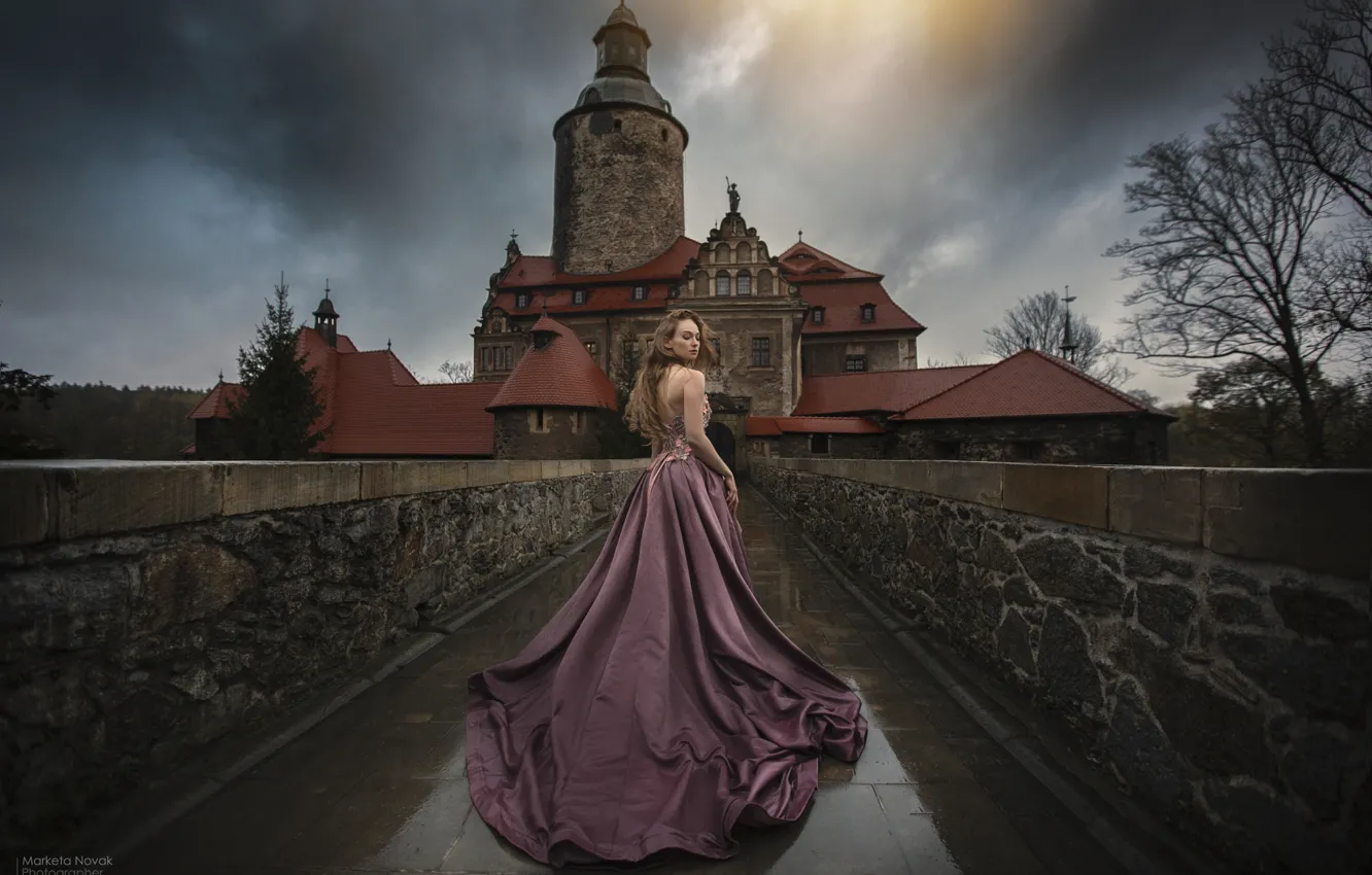 Фото обои осень, девушка, замок, спина, вечер, шлейф, платье, Marketa Novak