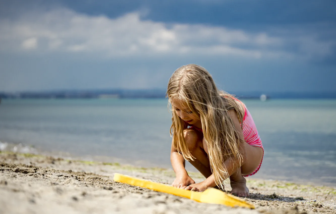 Фото обои игра, game, blue sky, голубое небо, little girl, маленькая девочка, seashore, берег моря