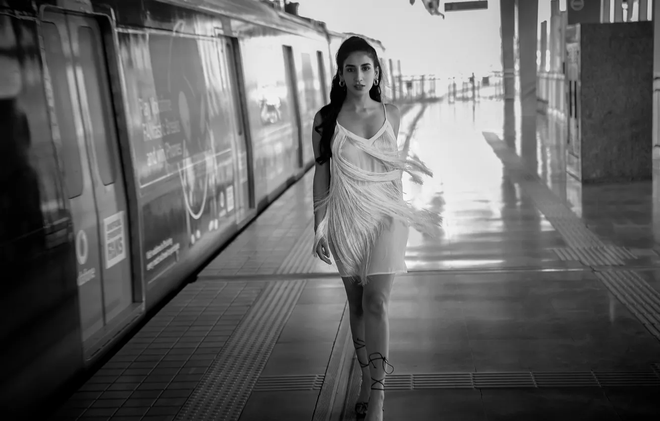 Фото обои black & white, girl, hot, sexy, smile, beautiful, figure, model