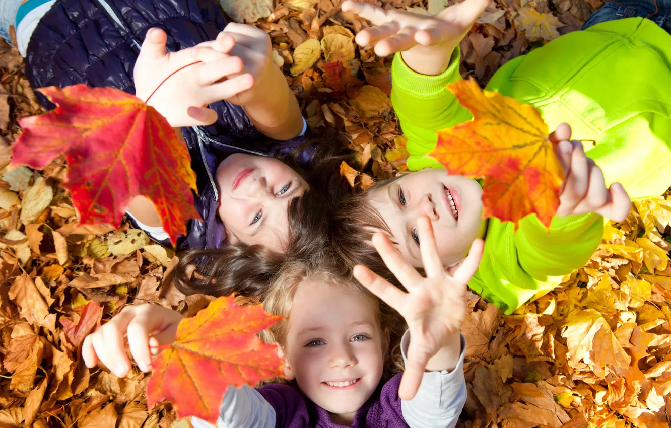 Фото обои осень, листья, радость, природа, дети, девочки, мальчик, улыбки