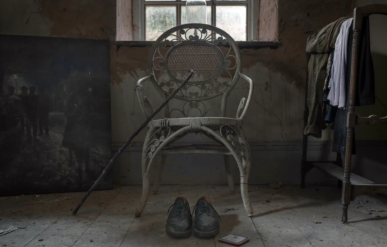 Фото обои ботинки, стул, трость, натурализм