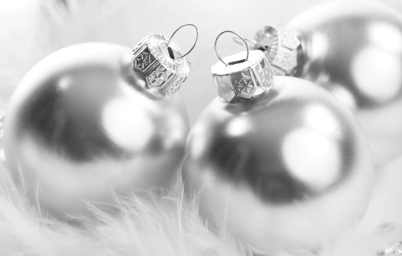 Фото обои белый, блики, праздник, шары, перья, пух, серебреные