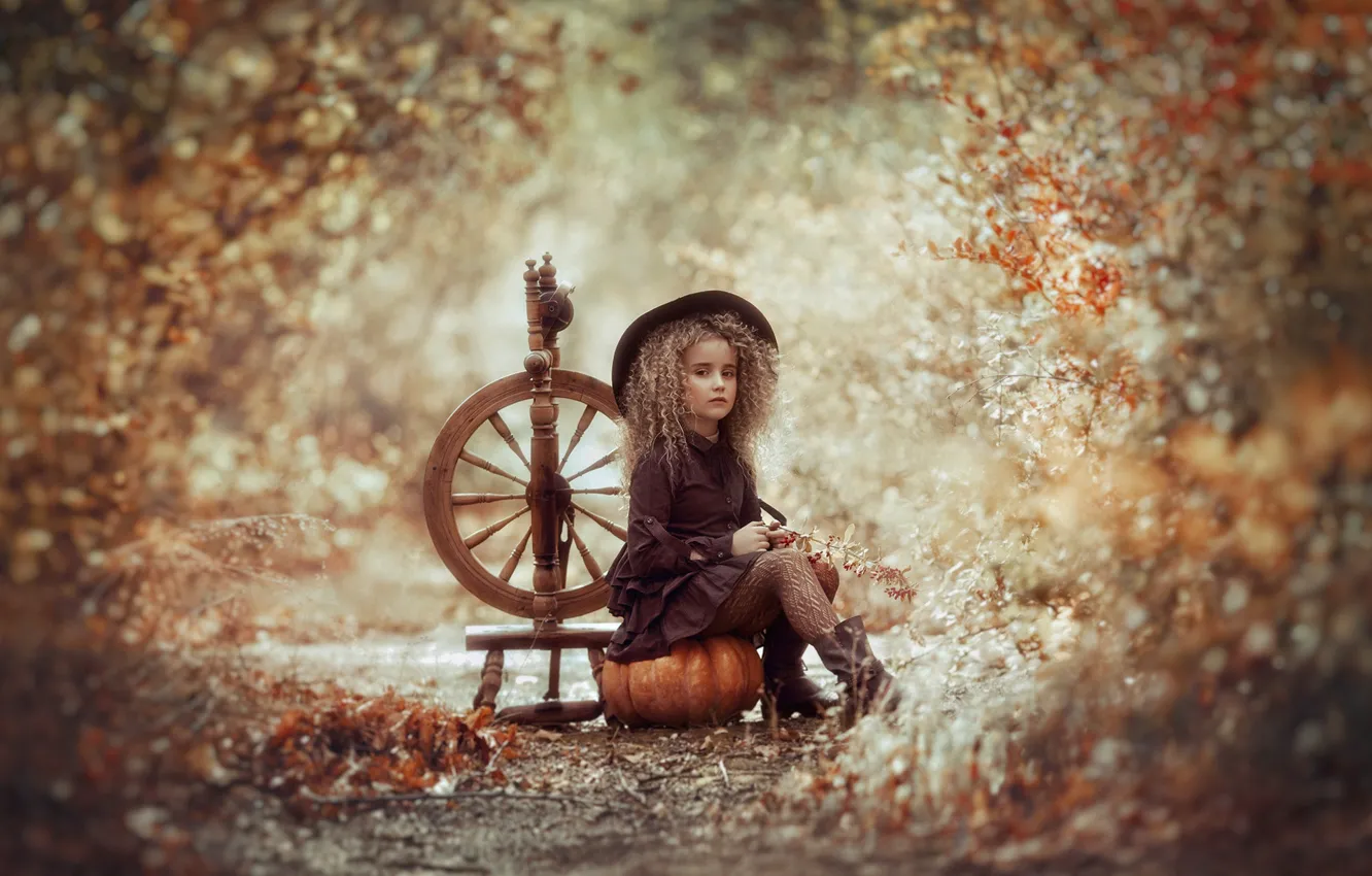 Фото обои осень, листва, девочка, тыква, хеллоуин, боке, веретено, маленькая ведьмочка