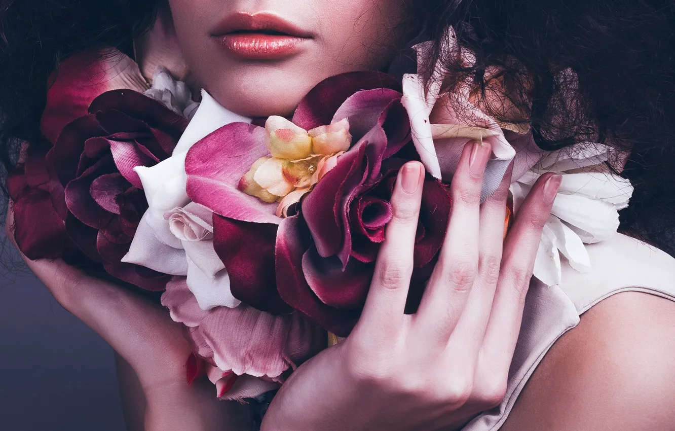 Фото обои девушка, цветы, руки, губы