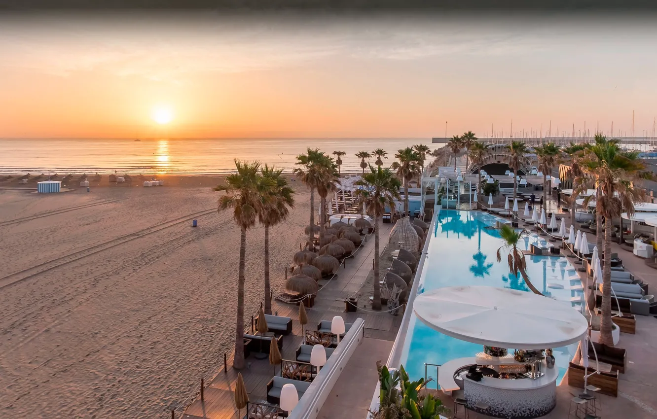 Фото обои море, закат, пальмы, бассейн, отель, Испания, Валенсия, Marina Beach Club