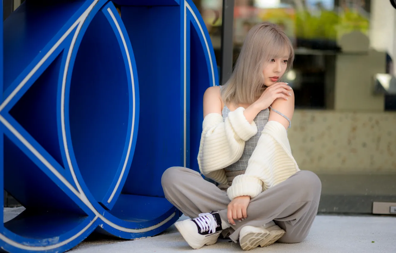 Фото обои поза, модель, портрет, макияж, майка, прическа, блондинка, азиатка