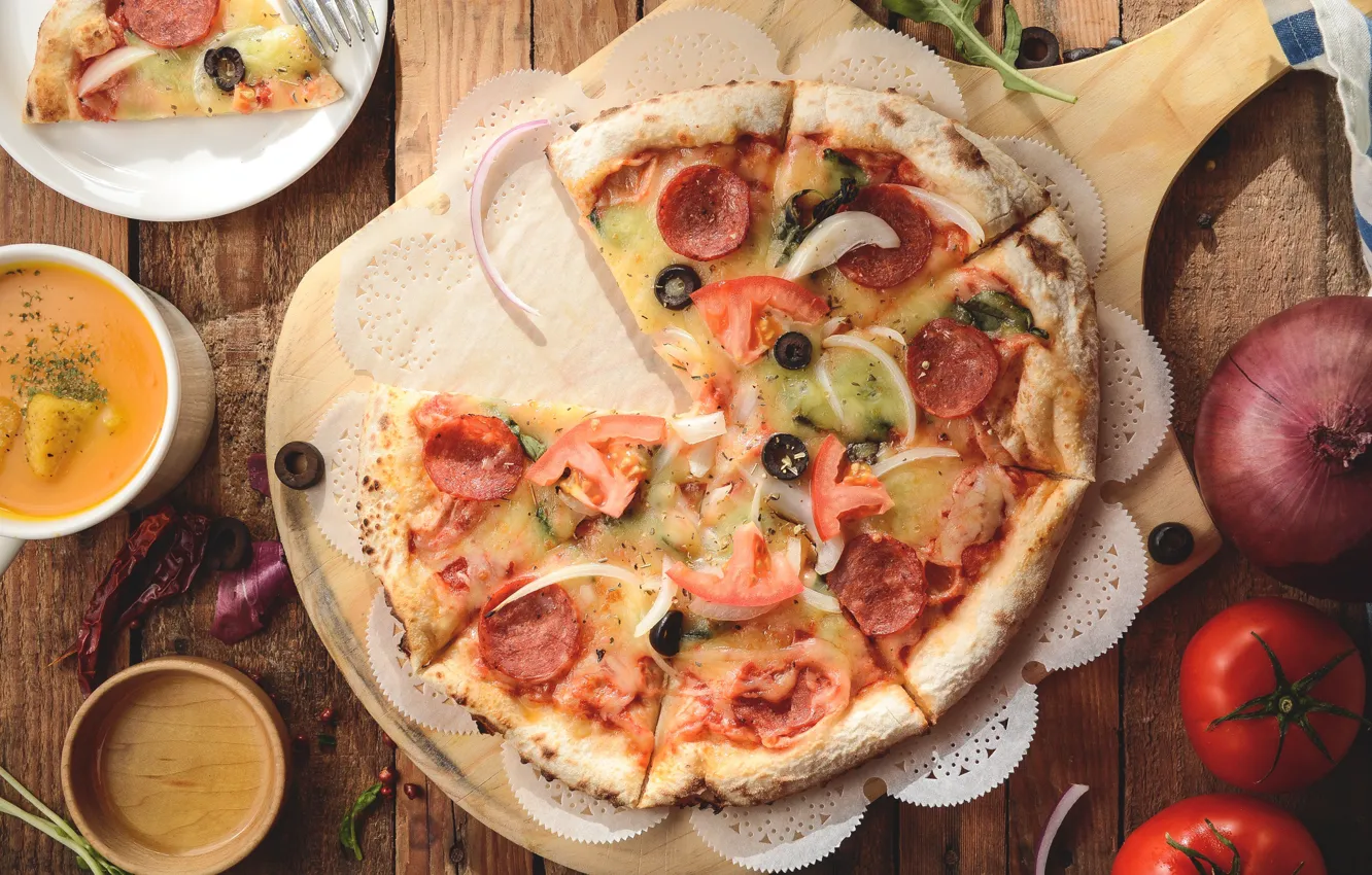 Фото обои сыр, лук, пицца, помидор, колбаса, начинка