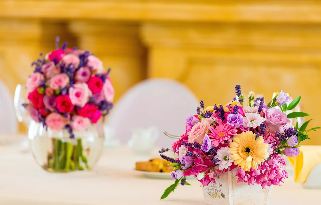 Фото обои цветы, стол, розы, букет, желтые, банка, розовые, ящик