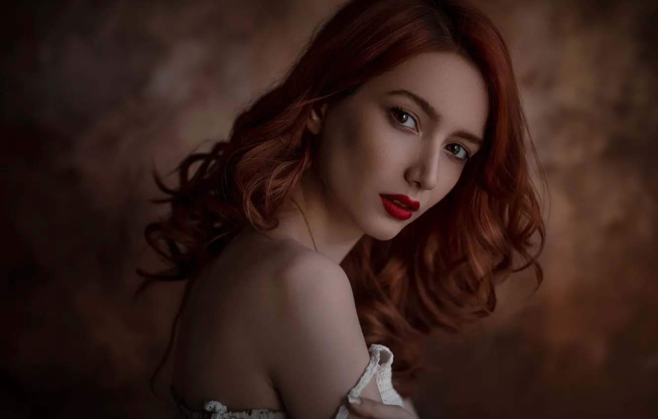 Фото обои взгляд, фон, портрет, макияж, прическа, рыжая, красотка, фотосессия